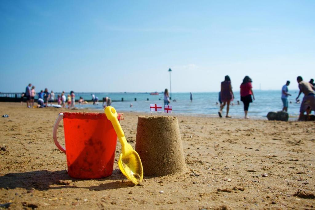 Marine Villa Hotel & Suites - Close To Beach, Train Station & Southend Airport Exterior foto