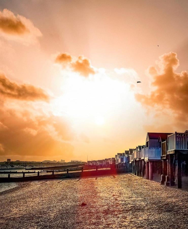 Marine Villa Hotel & Suites - Close To Beach, Train Station & Southend Airport Exterior foto